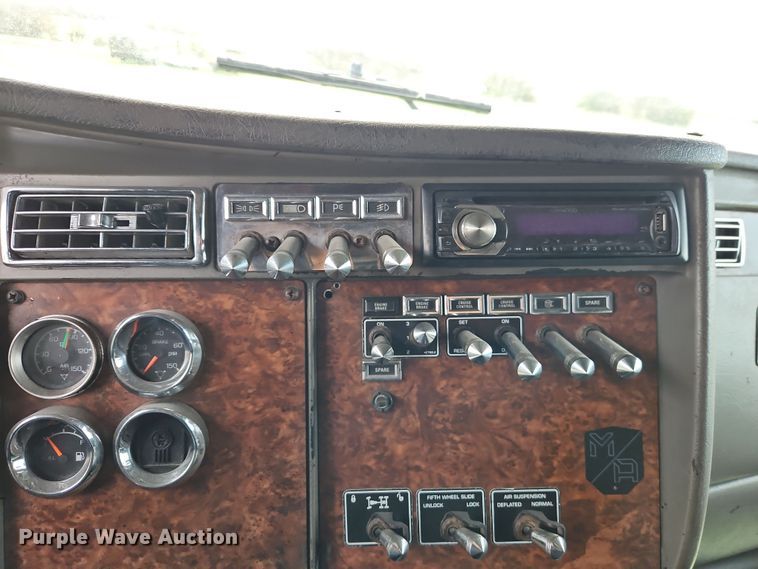 image for item EI8943 2004 Kenworth T600 semi truck