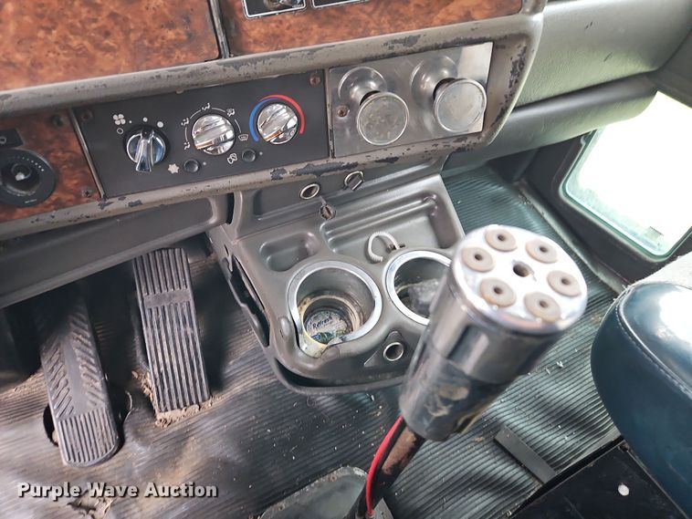 image for item EI8943 2004 Kenworth T600 semi truck