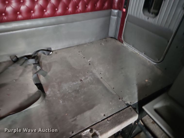 image for item EI8943 2004 Kenworth T600 semi truck