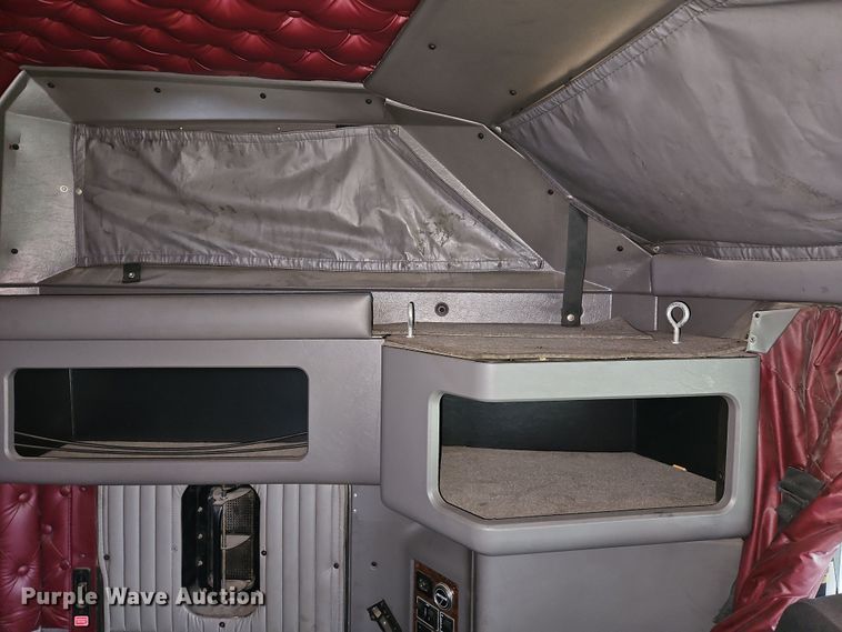 image for item EI8943 2004 Kenworth T600 semi truck