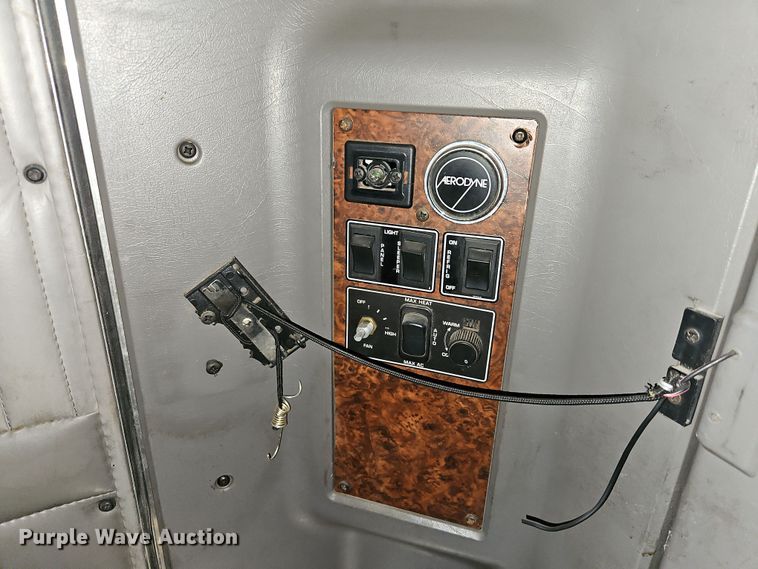 image for item EI8943 2004 Kenworth T600 semi truck