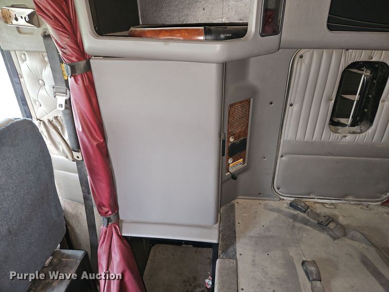 image for item EI8943 2004 Kenworth T600 semi truck