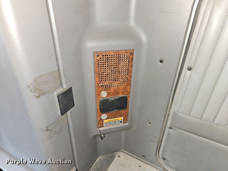 image for item EI8943 2004 Kenworth T600 semi truck