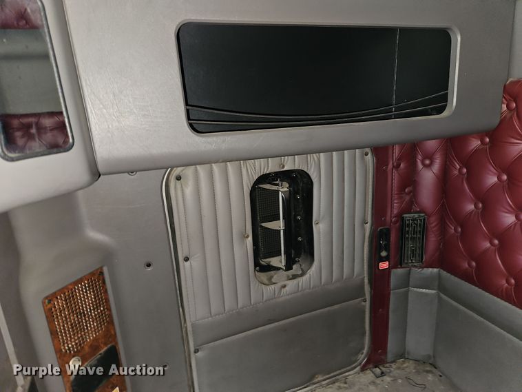 image for item EI8943 2004 Kenworth T600 semi truck