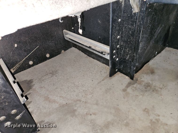 image for item EI8943 2004 Kenworth T600 semi truck