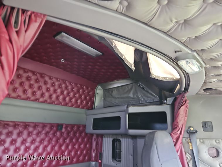 image for item EI8943 2004 Kenworth T600 semi truck