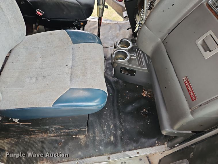 image for item EI8943 2004 Kenworth T600 semi truck