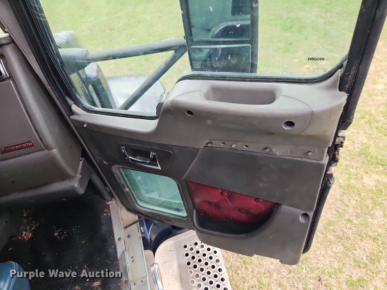 image for item EI8943 2004 Kenworth T600 semi truck