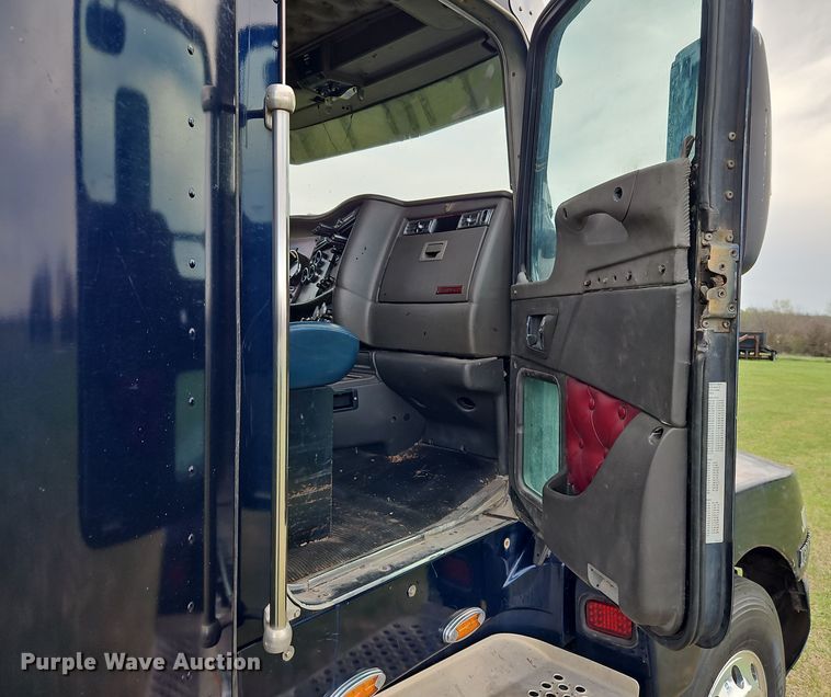 image for item EI8943 2004 Kenworth T600 semi truck