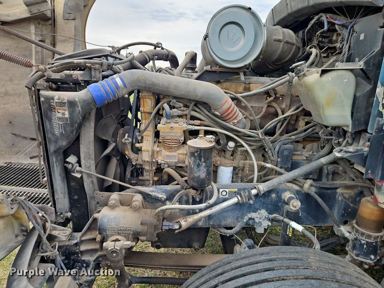 image for item EI8943 2004 Kenworth T600 semi truck