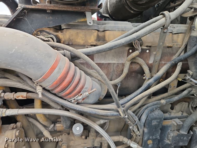 image for item EI8943 2004 Kenworth T600 semi truck