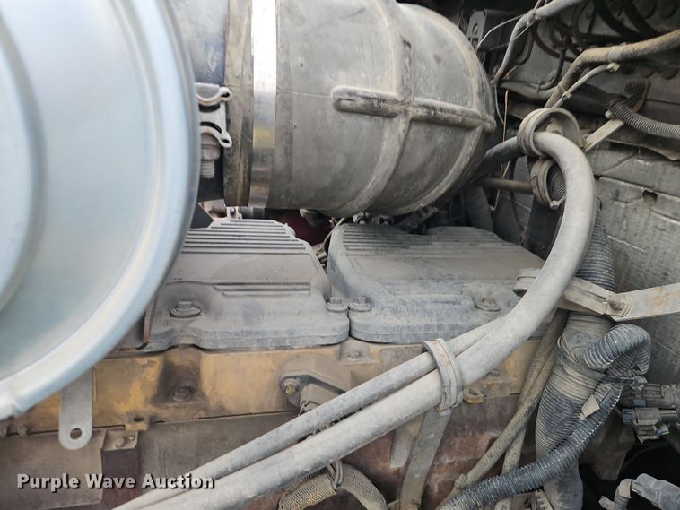 image for item EI8943 2004 Kenworth T600 semi truck