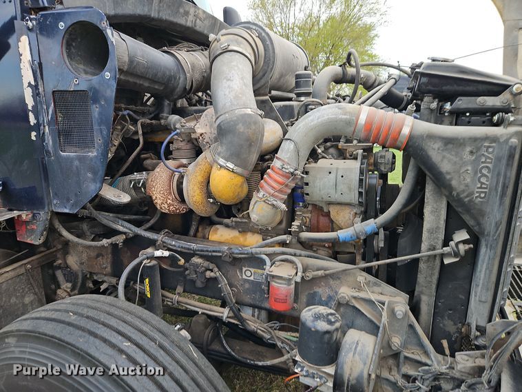 image for item EI8943 2004 Kenworth T600 semi truck