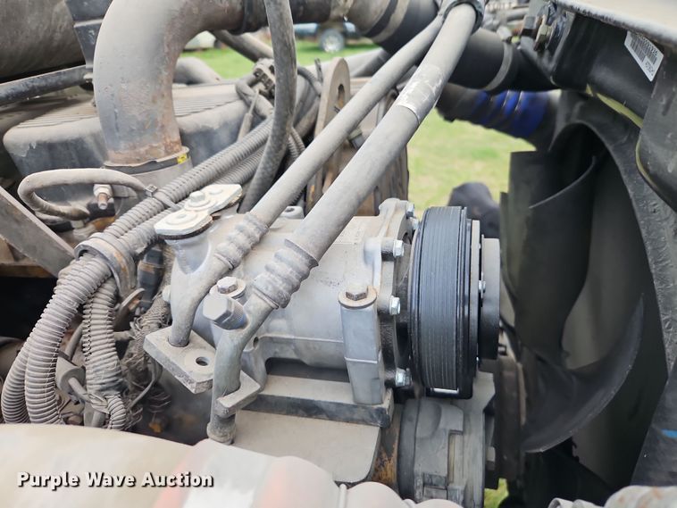 image for item EI8943 2004 Kenworth T600 semi truck