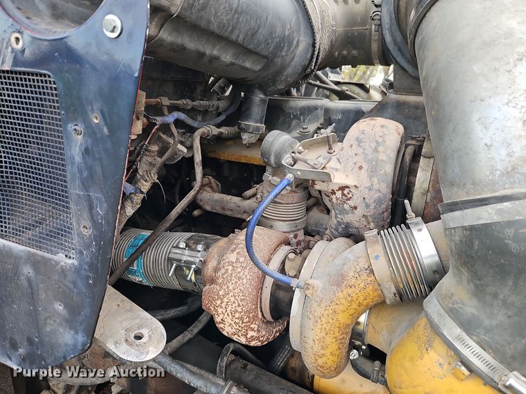 image for item EI8943 2004 Kenworth T600 semi truck