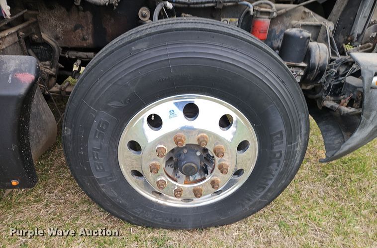 image for item EI8943 2004 Kenworth T600 semi truck