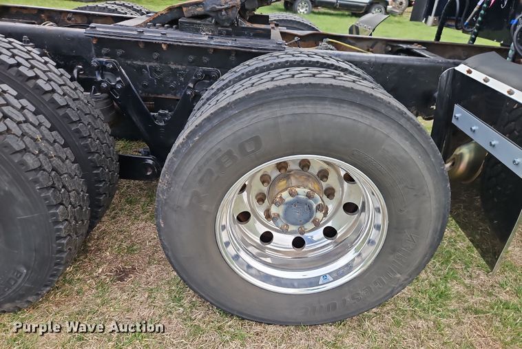 image for item EI8943 2004 Kenworth T600 semi truck