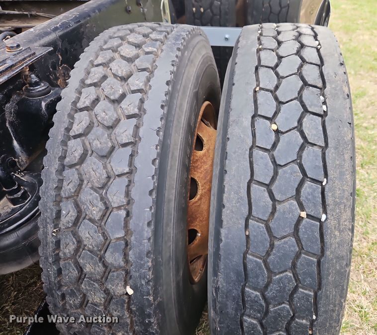 image for item EI8943 2004 Kenworth T600 semi truck