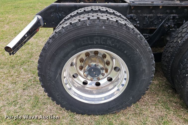 image for item EI8943 2004 Kenworth T600 semi truck