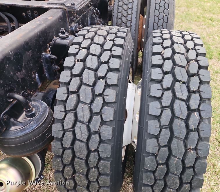 image for item EI8943 2004 Kenworth T600 semi truck