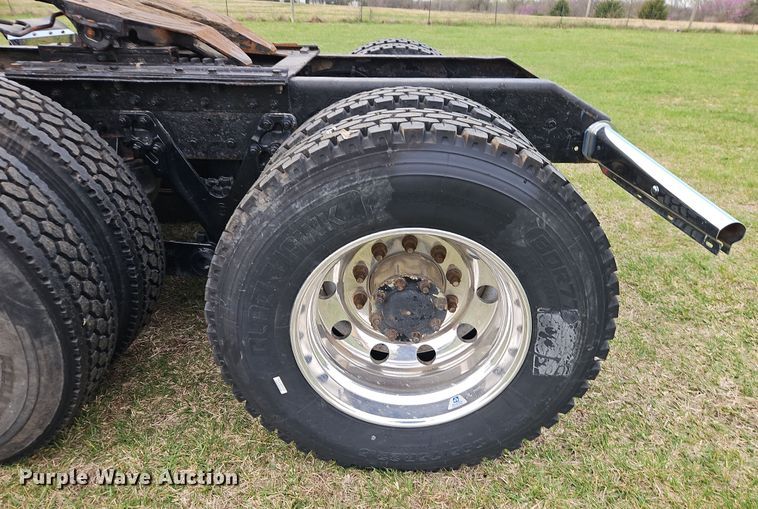 image for item EI8943 2004 Kenworth T600 semi truck