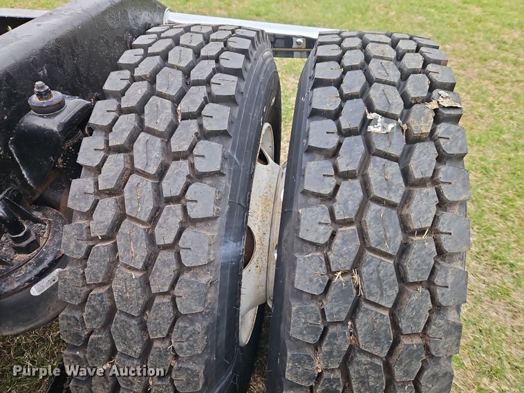 image for item EI8943 2004 Kenworth T600 semi truck