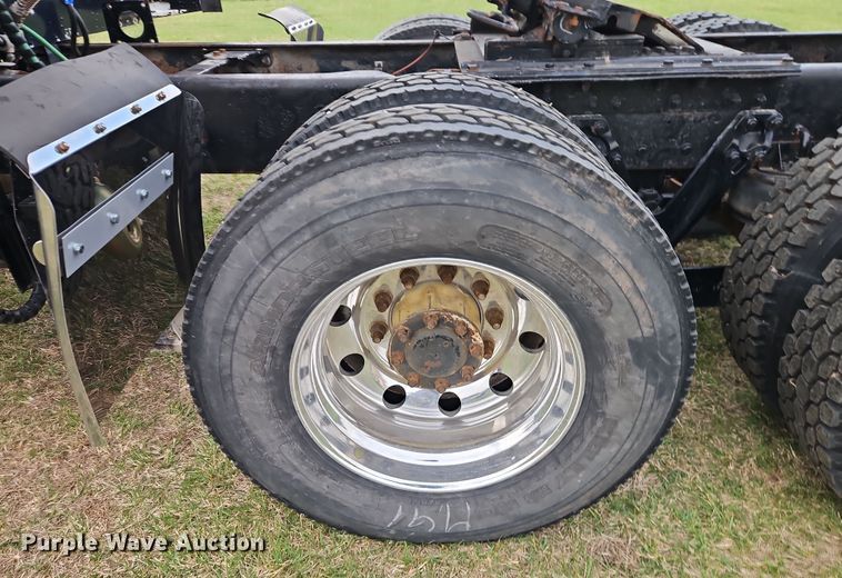 image for item EI8943 2004 Kenworth T600 semi truck