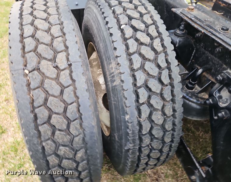 image for item EI8943 2004 Kenworth T600 semi truck