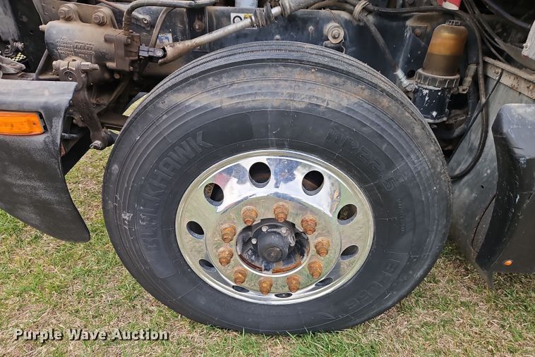 image for item EI8943 2004 Kenworth T600 semi truck