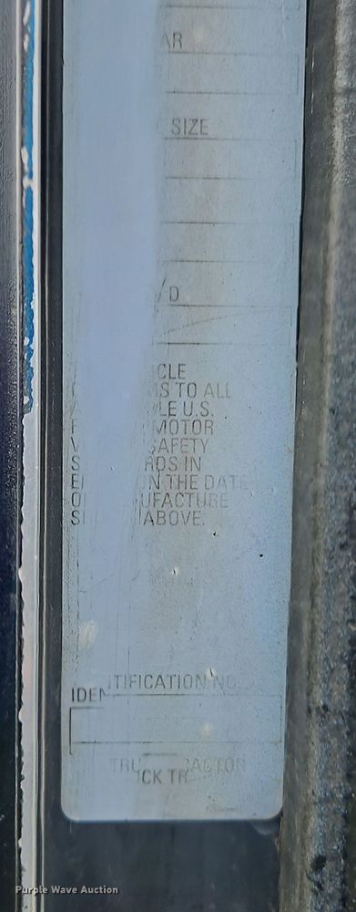 image for item EI8943 2004 Kenworth T600 semi truck