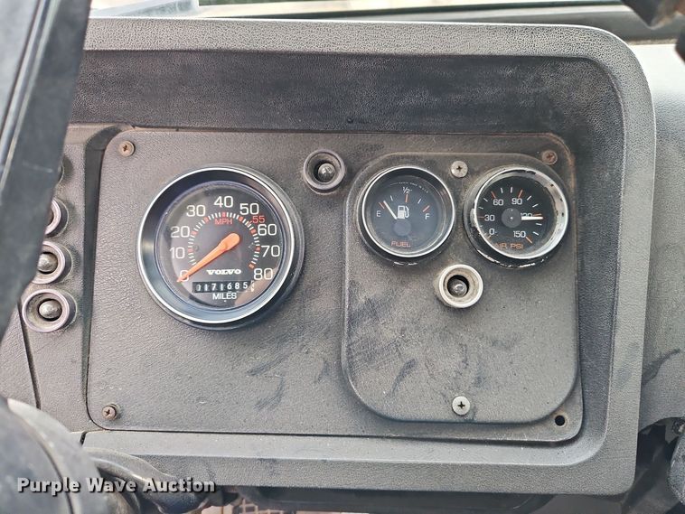 image for item EI8980 1987 Volvo White fuel truck