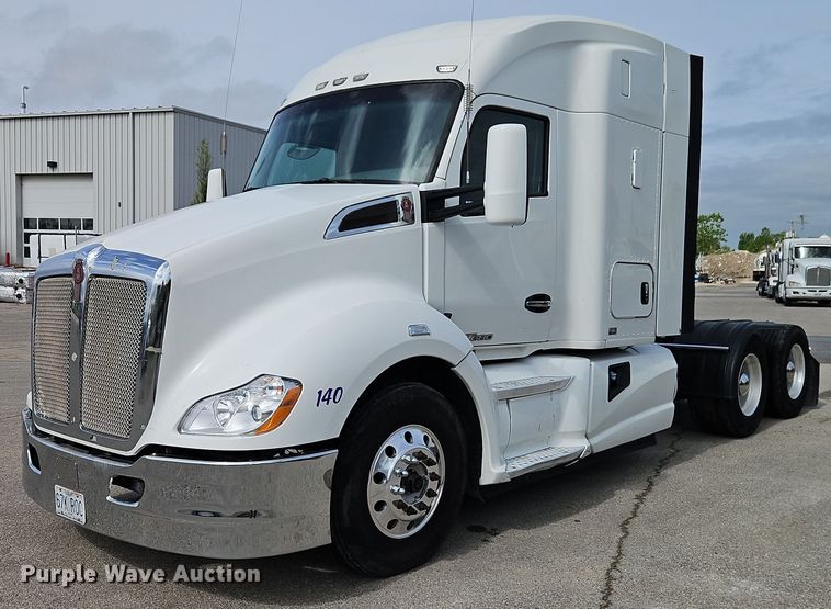 image for item EJ0007 2016 Kenworth T680 semi truck