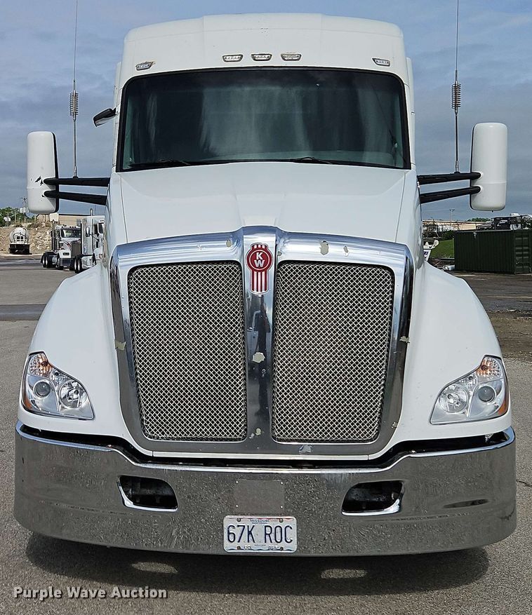 image for item EJ0007 2016 Kenworth T680 semi truck