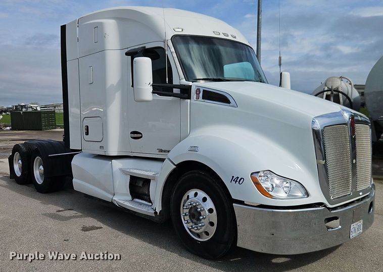 image for item EJ0007 2016 Kenworth T680 semi truck