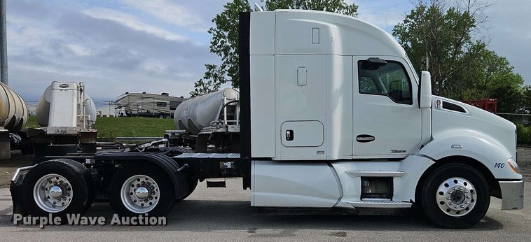 image for item EJ0007 2016 Kenworth T680 semi truck