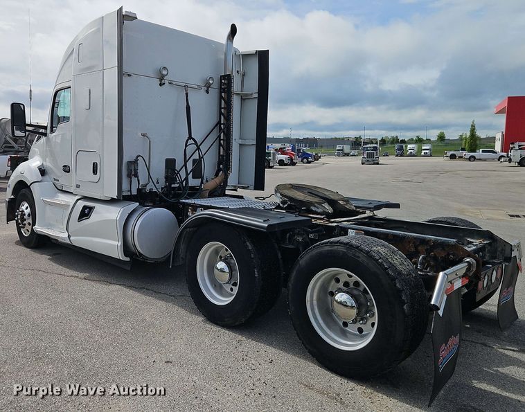image for item EJ0007 2016 Kenworth T680 semi truck