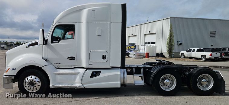 image for item EJ0007 2016 Kenworth T680 semi truck