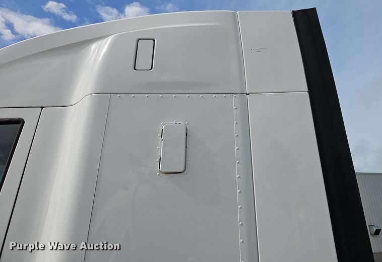 image for item EJ0007 2016 Kenworth T680 semi truck