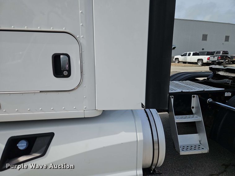 image for item EJ0007 2016 Kenworth T680 semi truck