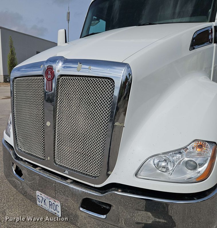 image for item EJ0007 2016 Kenworth T680 semi truck