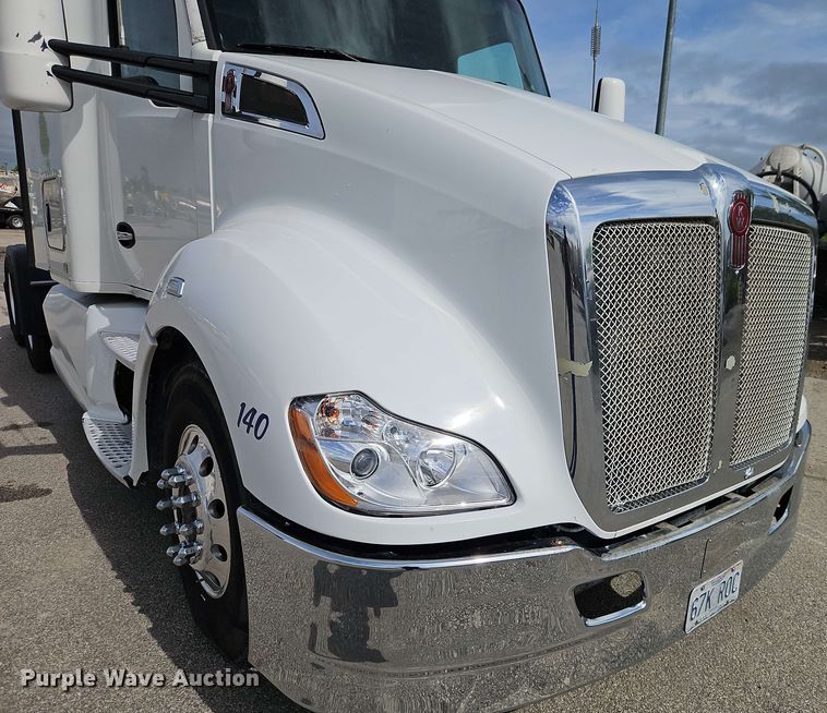 image for item EJ0007 2016 Kenworth T680 semi truck
