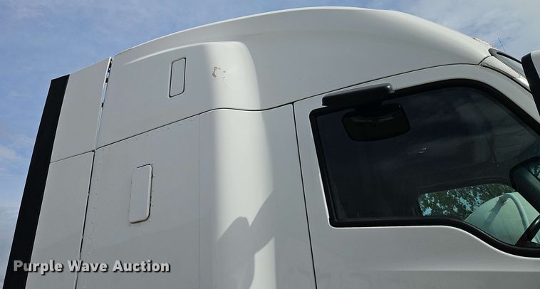 image for item EJ0007 2016 Kenworth T680 semi truck