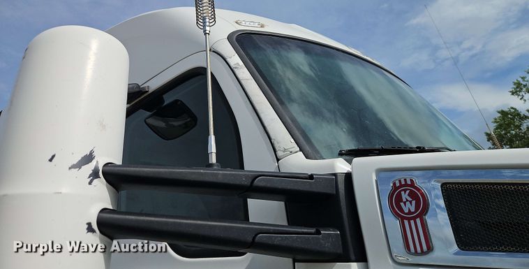 image for item EJ0007 2016 Kenworth T680 semi truck