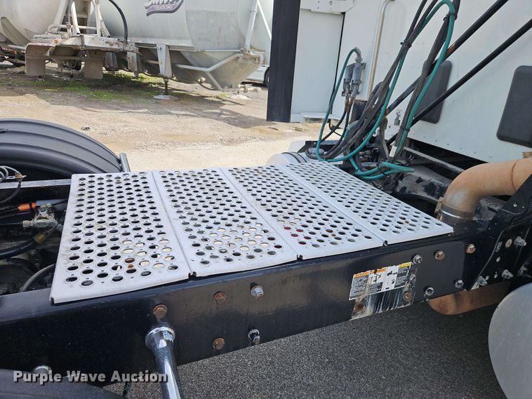 image for item EJ0007 2016 Kenworth T680 semi truck