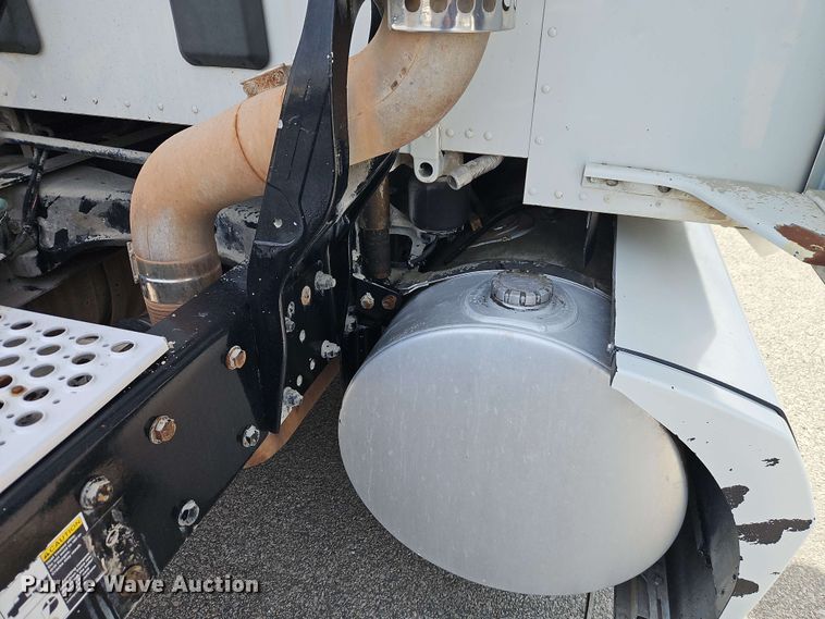 image for item EJ0007 2016 Kenworth T680 semi truck