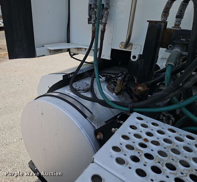 image for item EJ0007 2016 Kenworth T680 semi truck