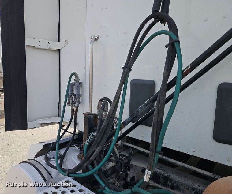 image for item EJ0007 2016 Kenworth T680 semi truck