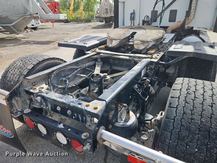 image for item EJ0007 2016 Kenworth T680 semi truck