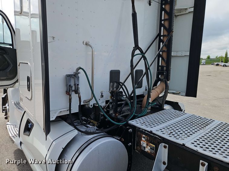 image for item EJ0007 2016 Kenworth T680 semi truck