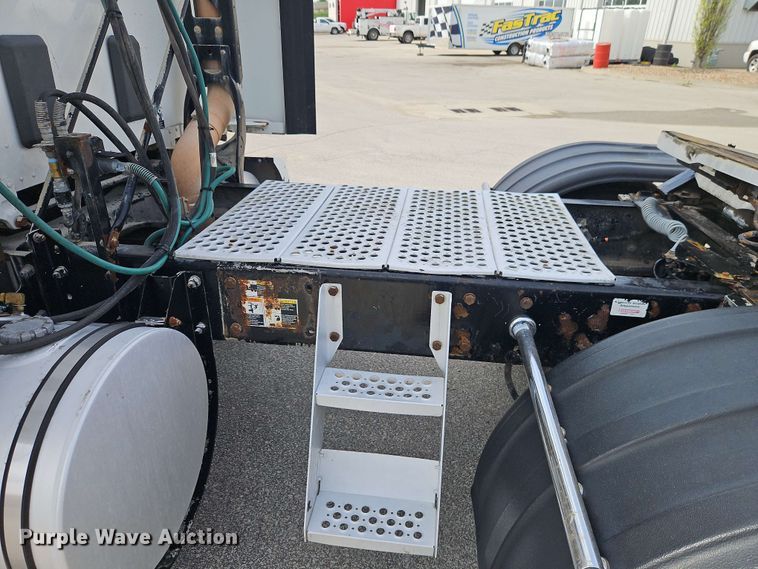 image for item EJ0007 2016 Kenworth T680 semi truck